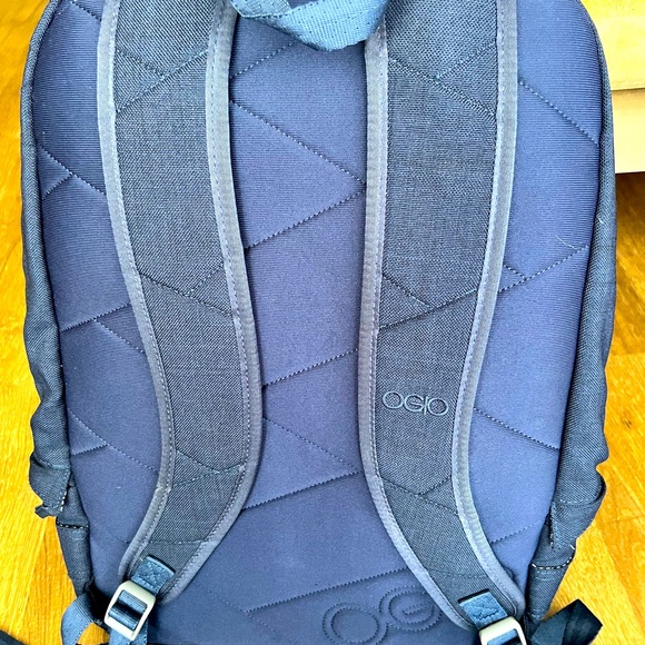 OGIO Navy blue backpack bag. Chevron inside print pockets zipper - Picture 6 of 6